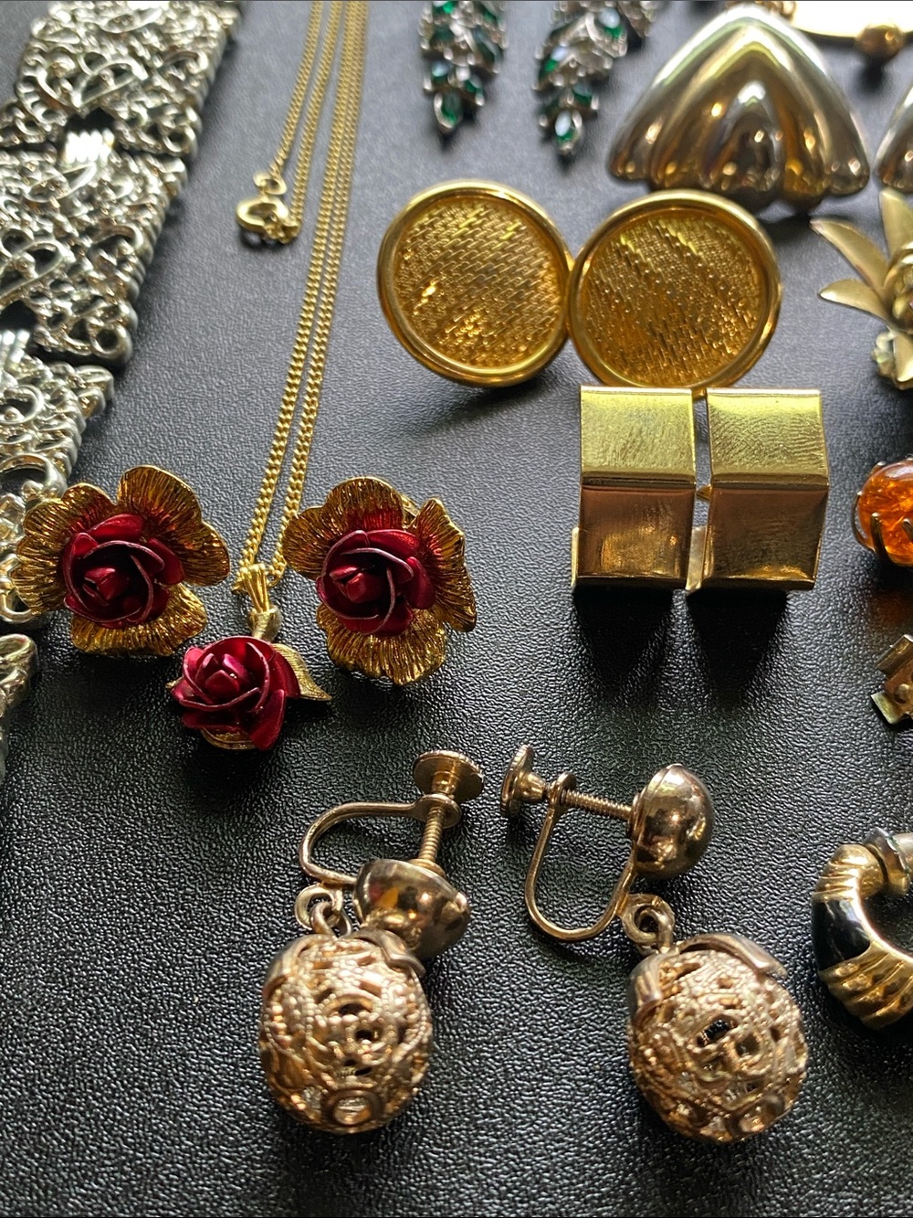 Mixed Vintage 18 pc Jewelry Bundle Earrings Set in Gold, Silver and Green Tones - Picture 11 of 12
